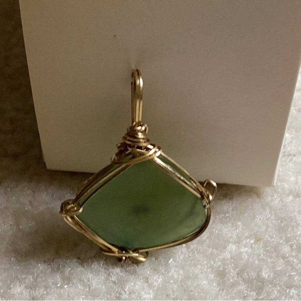 Unique green stone pendant with gold tone wire